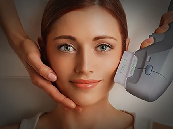 Aplicação de ultrassom microfocado Ultraformer III no rosto