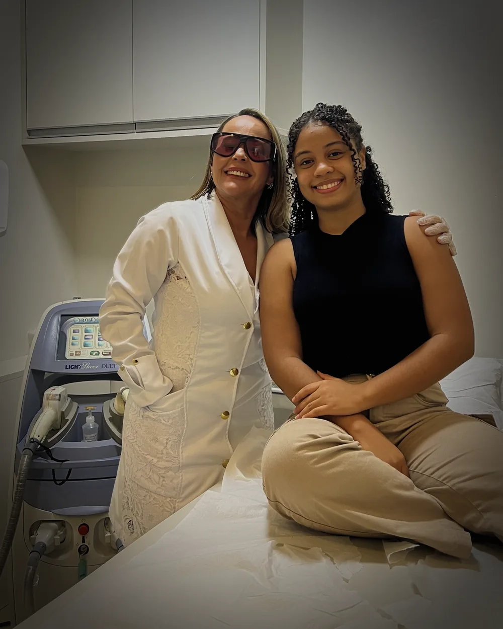 Sandra Sampaio com uma paciente na sala de atendimento da Concept Laser Estética