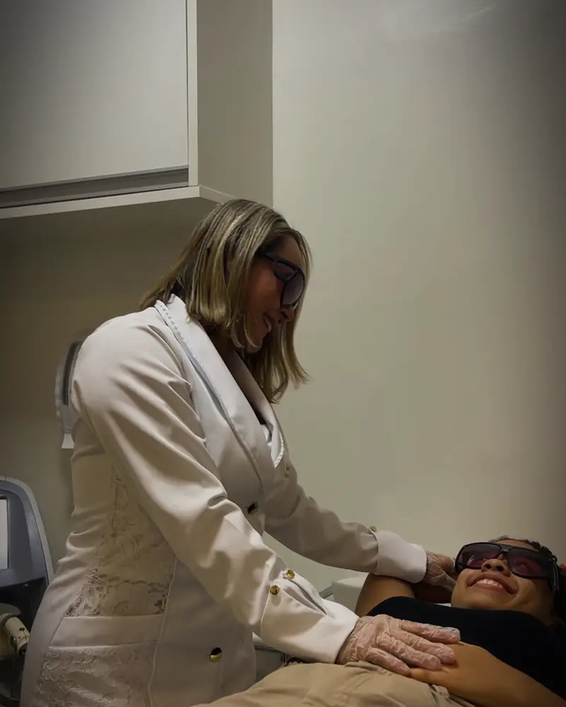 Equipamento de estética avançada em uso na clínica